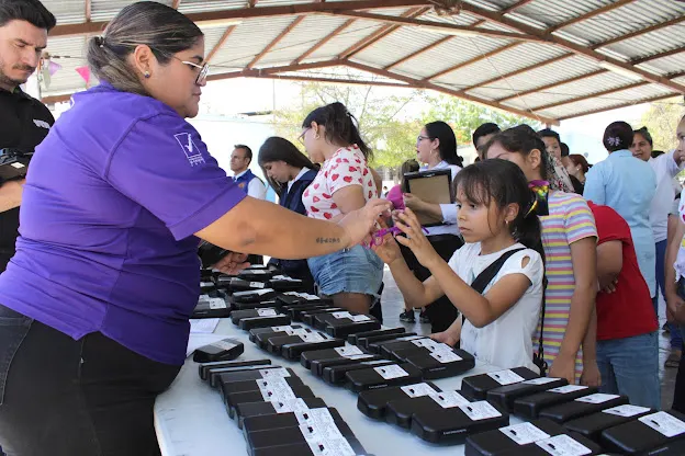 Campaña de salud visual: entrega de donativo de lentes a más de 200 niñas y niños en primarias de Culiacán