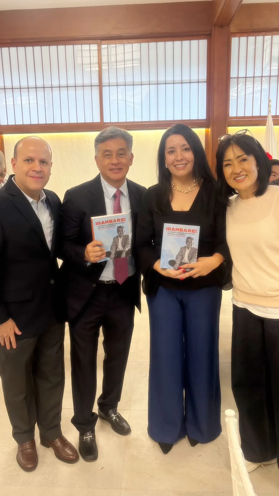 Equipo de PROEDUCA y Fundación Kasuga con el libro ¡Gambare!