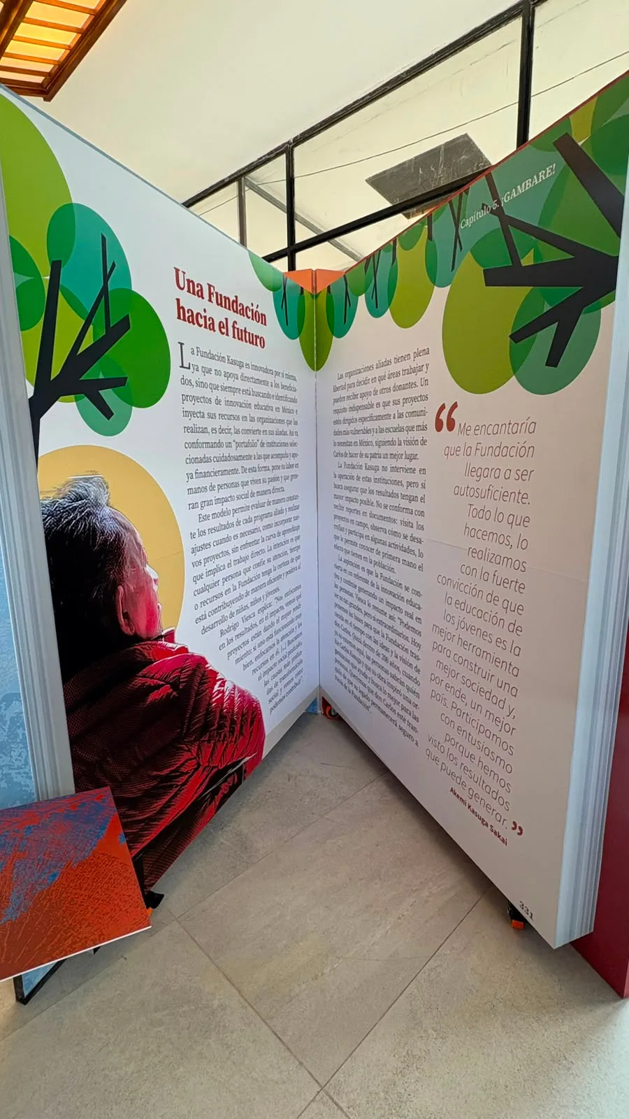 Página del libro ¡Gambare! con el capítulo dedicado a la Fundación Kasuga