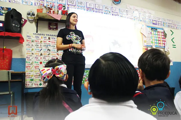 Investigadora del CIAD imparte plática sobre nutrición a alumnos de la Esc. Avelina León de Medina en Culiacán