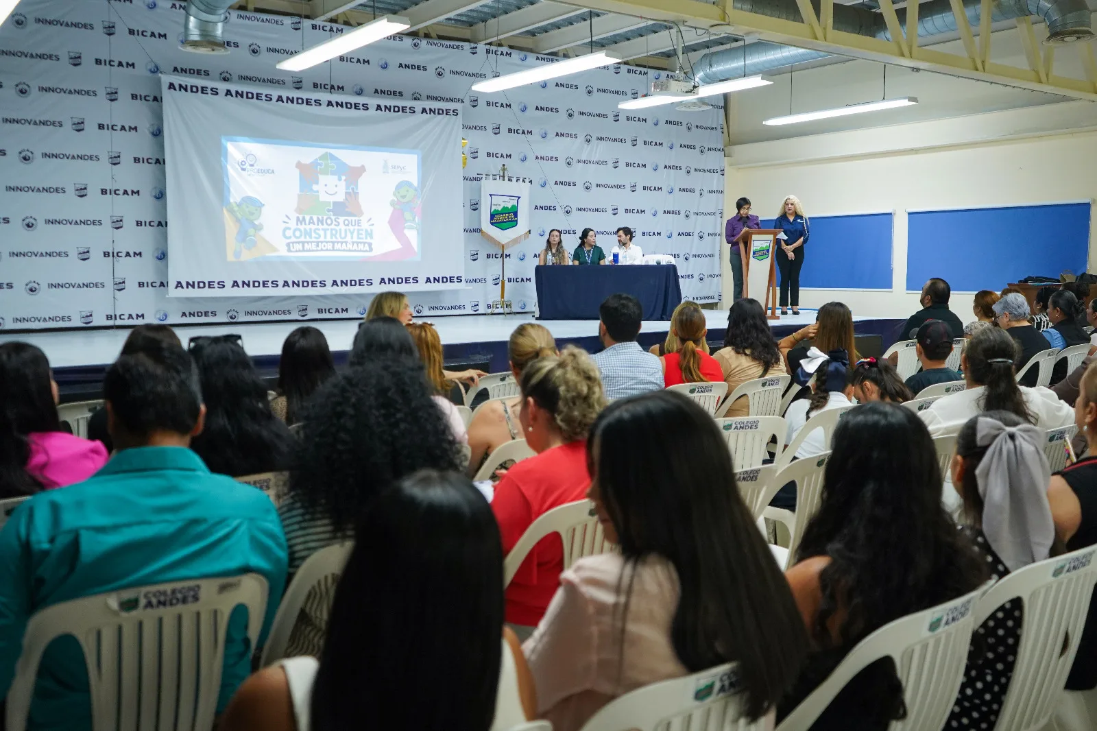 Vista general del auditorio del Colegio Andes durante la presentación del encuentro "Manos que Construyen un Mejor Mañana"