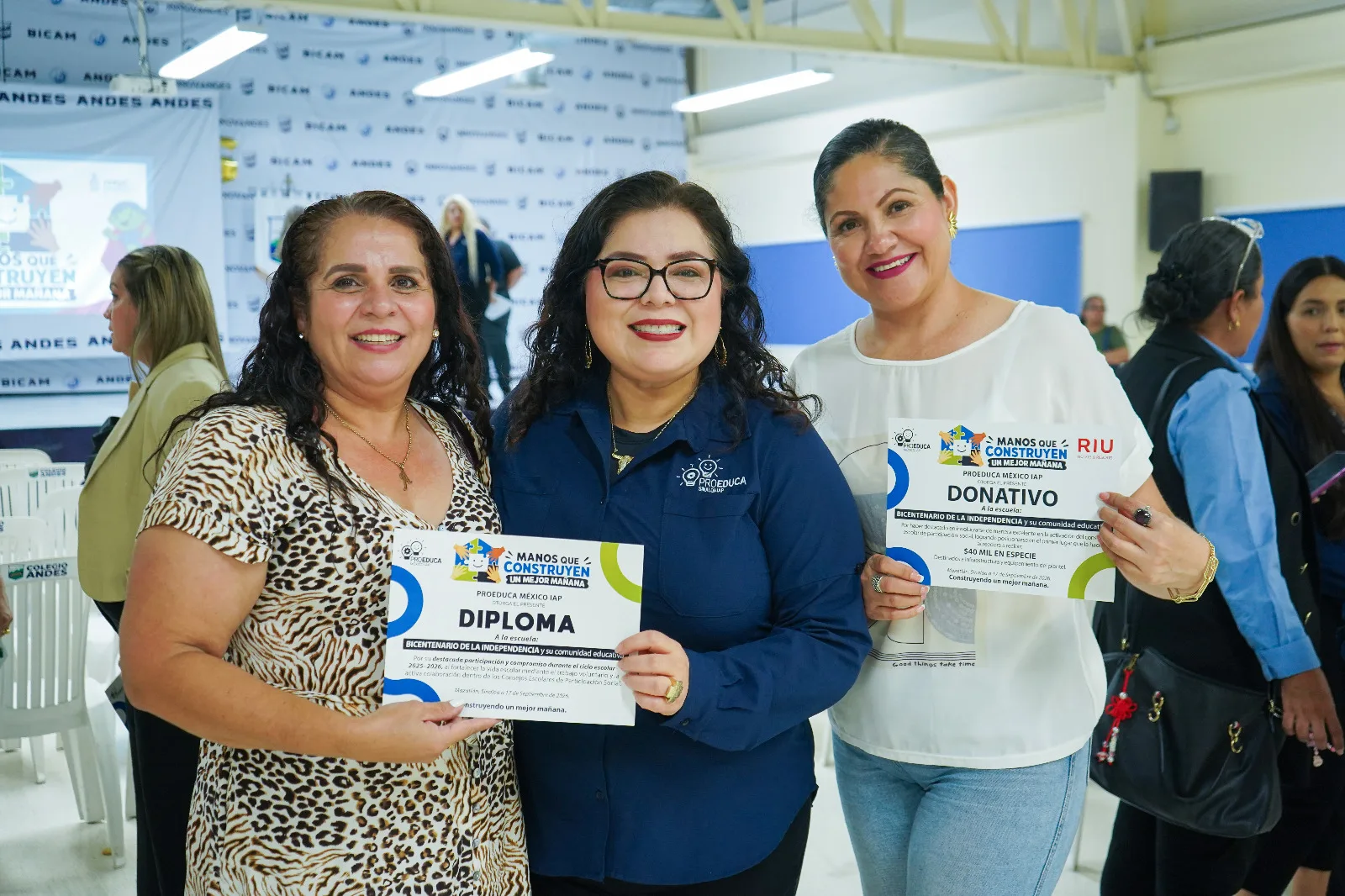 Directivas de escuelas reciben su diploma y donativo durante la ceremonia "Manos que Construyen un Mejor Mañana"