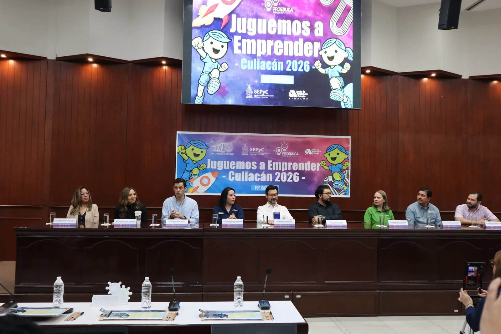 Panel de autoridades e invitados en la inauguración de Juguemos a Emprender Culiacán 2026