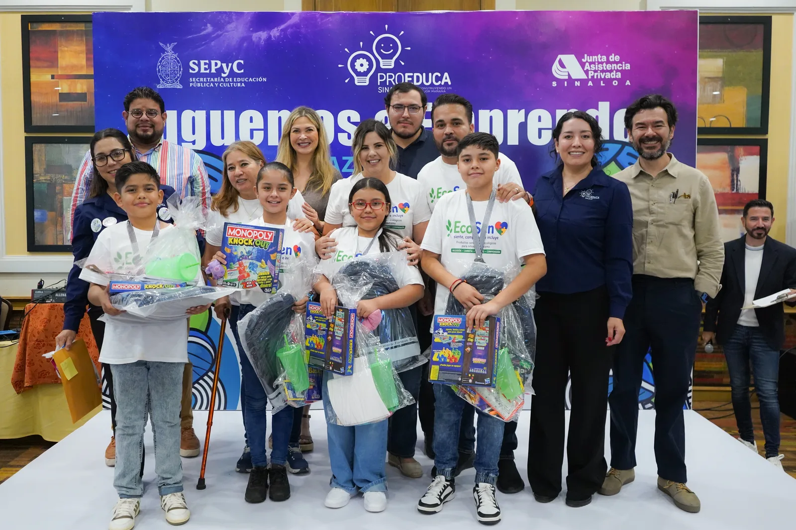 Equipo ganador celebra en el escenario de Juguemos a Emprender Culiacán 2026 junto a autoridades y equipo de ProEduca