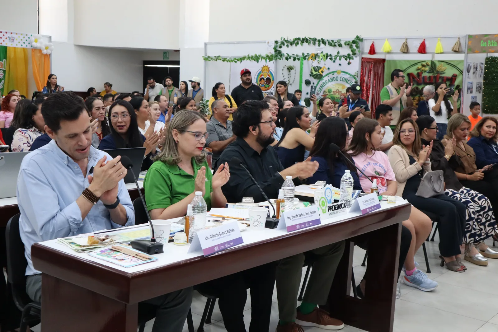 Público aplaude durante la ceremonia de premiación de Juguemos a Emprender