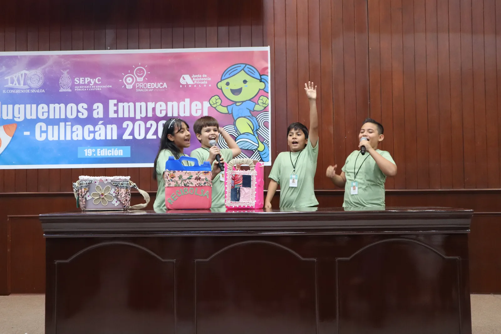 Estudiantes presentan su proyecto de bolsas recicladas Recibolsa ante el público