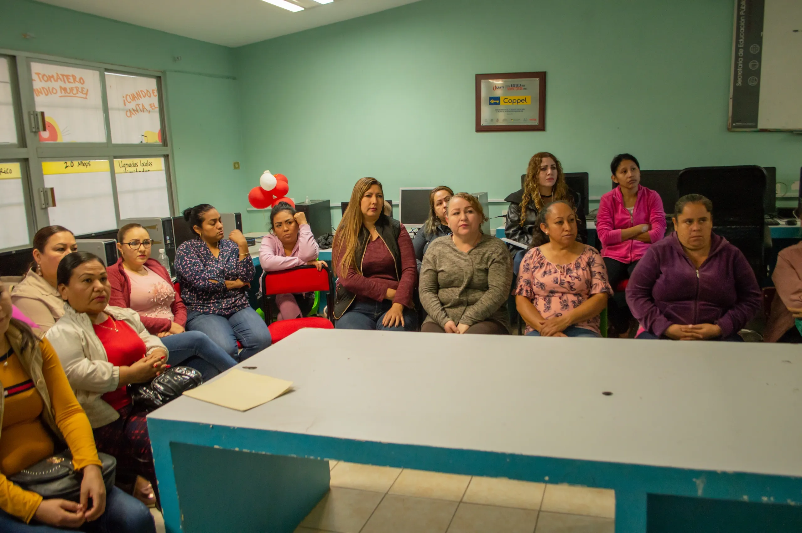Personas voluntarias participando en una actividad escolar de ProEduca